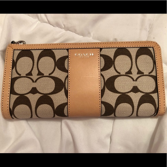 Brand new Coach wallet - Picture 2 of 3